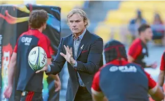  ?? PHOTOSPORT ?? Crusaders coach Scott Robertson, who played for French club Perpignan after leaving New Zealand in 2003, will prepare the Super Rugby champions to face a French XV in June.