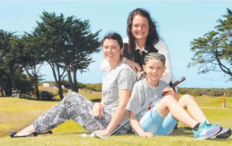  ?? Picture: ALISON WYND ?? TEE TIME: Michelle Cummins and Hayley Rabbas, 10, with Peace of Mind Foundation director Rebecca Picone.