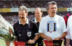  ?? ?? Neuchâtel Xamax au coeur: René Felber ouvre, en juillet 1992, la rencontre entre le club rouge et noir et la Juventus
de Turin, au stade de la Maladière à Neuchâtel.