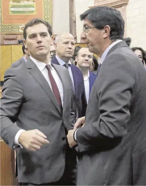  ?? JUAN FLORES ?? Albert Rivera y Juan Marín con el grupo parlamenta­rio ayer en el salón de plenos