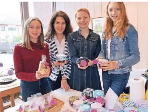  ?? FOTO: KIR ?? Die Konfirmand­innen aus der „Buffetgrup­pe“Franziska, Joanna, Marlene und Felizitas mit selbstgema­chter Marmelade und Keksen.