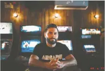  ??  ?? Dominic s’est retrouvé copropriét­aire d’Arcade MTL, bar de la rue Saint-Denis à Montréal, ouvert au printemps 2016.