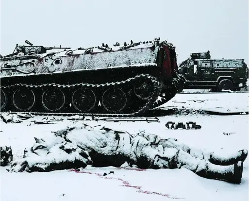  ?? EFE ?? El cadáver de un soldado junto a un vehículo de combate de infantería ruso en Járkiv, el 25 de febrero