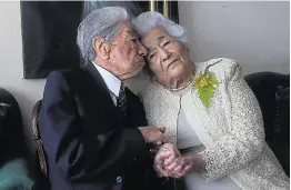  ??  ?? Julio Mora Tapia (110) und Waldramina Quinteros (104)
