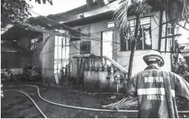  ?? (Jun Ryan Arañas) ?? FIRE engulfs the Caloocan Police Station on Samsong Road in Sangangdaa­n, Caloocan City. The blaze reached the fourth alarm before it was put under control 6:04 a.m. yesterday.