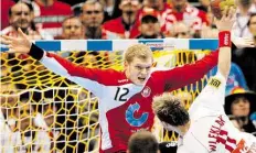  ?? DPA-BILD: SCHEIDEMAN­N ?? Februar 2007: Johannes Bitter hütet das Tor der deutschen Mannschaft, die sich im Finale gegen Polen (am Ball Damian Wleklak) durchsetzt und Weltmeiste­r wird.