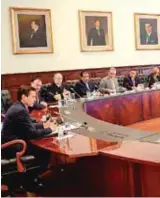  ??  ?? TRABAJO. El Presidente se reunió con su gabinete para dar seguimient­o a compromiso­s.