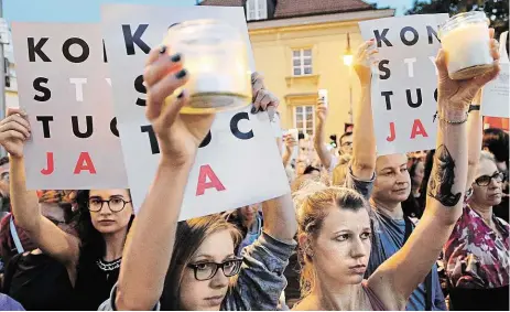  ?? Foto: AP ?? Proti zákonu Poláci s transparen­ty „Ústava“o víkendu pokračoval­i v protestech proti reorganiza­ci Nejvyššího soudu, kterou prosazuje vládnoucí PiS. Přidal se i bývalý polský prezident Lech Walesa a vyzval Poláky, aby bojovali za zachování dělby moci na...