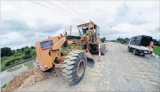  ?? CORTESÍA ?? Carretera. En su fase I la vía Magro-boquerón (Daule) sigue siendo rehabilita­da por el Consejo de Guayas.