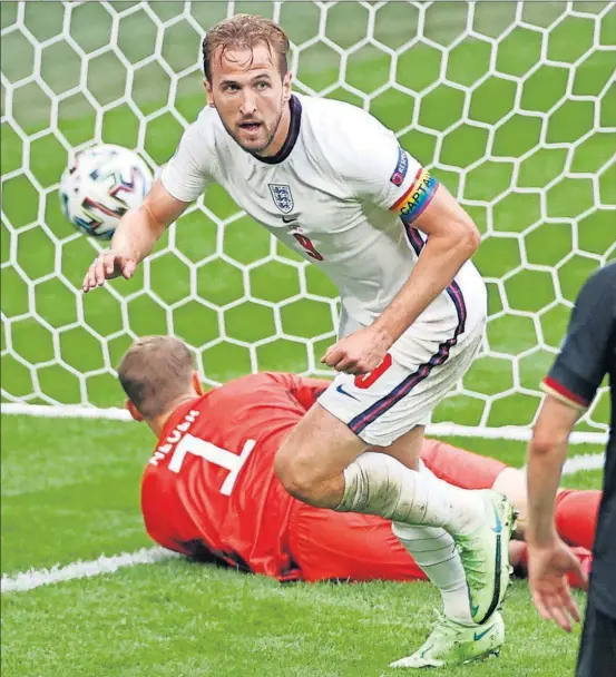  ??  ?? Kane celebra el segundo gol de Inglaterra ante Alemania tras batir a Neuer.