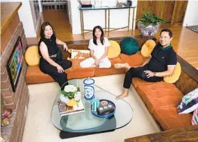  ?? BETH COLLER NYT ?? “This is where we come together and bond,” Betcha Dela Cruz-Atabug (above left) said of her family’s sunken living room. Dela Cruz-Atabug was inspired by the 1960s-era interiors of the show “Mad Men.” “There’s no TV to talk over. We feel like we’re connecting more here.”