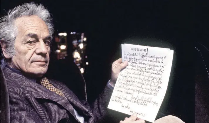  ??  ?? ► El poeta Nicanor Parra, en su casa de La Reina, mostrando uno de sus escritos titulado Referendum!