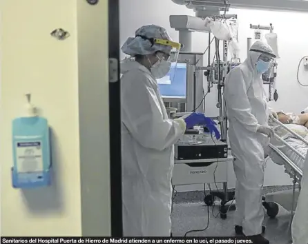  ??  ?? Sanitarios del Hospital Puerta de Hierro de Madrid atienden a un enfermo en la uci, el pasado jueves.