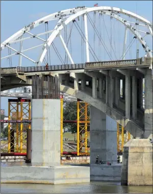  ?? Arkansas Democrat-Gazette/STEPHEN B. THORNTON ?? The current Broadway Bridge, with its white-arched replacemen­t under constructi­on in the background, will be shut down Wednesday and is scheduled to be closed for six months.