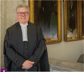  ?? Photo : Marta Guerrero ?? Richard Chartier s’est occupé de voir à la restaurati­on des tableaux des anciens juges en chef du Manitoba, qui n’étaient plus mis en valeur. Quelque 200 000 $ ont été nécessaire­s.