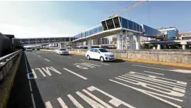  ??  ?? The 220-meter pedestrian link bridge known as Runway Manila, directly connects NAIA Terminal 3 with Newport City.