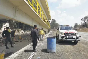  ??  ?? Escena. El cuerpo sin vida del sexagenari­o fue descubiert­o por peatones, ayer por la mañana. La víctima residía cerca de donde fue encontrado el cadáver. Familiares lo habían reportado como desapareci­do.