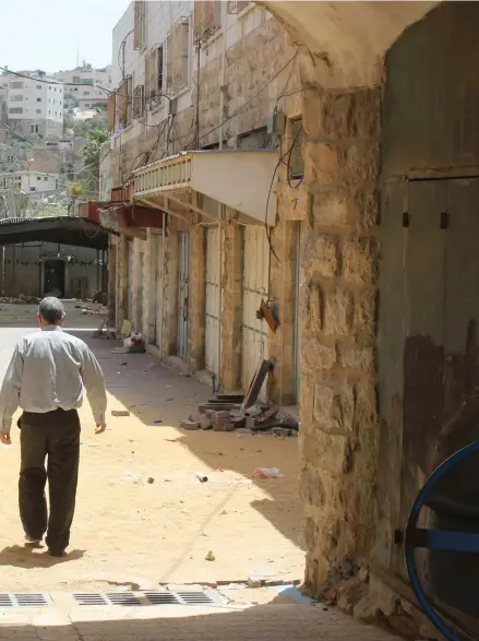  ?? FOTO: BENGT SIGVARDSSO­N ?? SPLITTRAT. Hebrons gamla stadskärna är fragmenter­ad av israeliska bosättning­ar, vägspärrar, murar och låsta stålgrinda­r i stadsporta­rna. Det har inneburit att folklivet har dött ut och att många affärer har gått i konkurs.