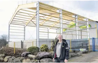  ??  ?? Jean-Yves Mariau, tailleur de pierre, devant le chantier d’extension de son entreprise à Reffuveill­e