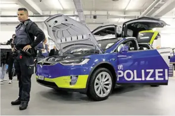  ??  ?? Der Tesla X 100D mit 525 PS wurde gestern von der Basler Polizei präsentier­t. LAS Video: Alles über den neuen Polizei-Tesla erfahren Sie auf 20min.ch