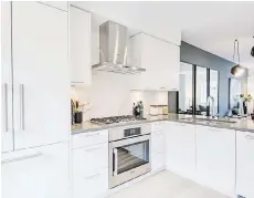  ??  ?? Kitchens have quartz countertop­s, gas cooktops and chimneysty­le hood fans.
