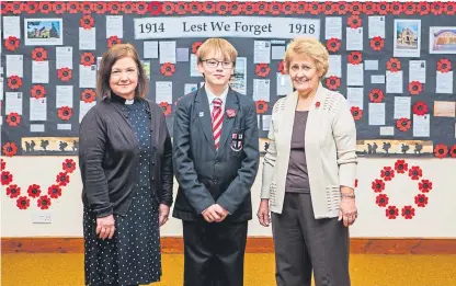  ?? Picture: Steve MacDougall ?? Linda Nicoll and grandson Cameron Stuart with the Rev Annette Gordon and the exhibition at Carnoustie Panbride Church.