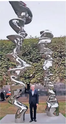  ?? FOTOS: SCHMEES ?? Gegossen in Pirna von Schmees aus Langenfeld: „Point of View“im Düsseldorf­er Ehrenhof. Tony Cragg (im Bild) ist hochzufrie­den mit der Arbeit.