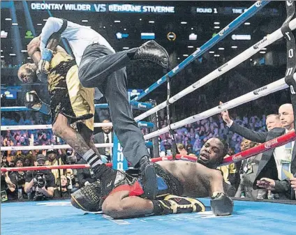  ?? FOTO: AP ?? Deontay Wilder retuvo fácilmente su título del peso pesado del Consejo Mundial de Boxeo en Nueva York