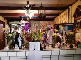  ?? KEYNA CALDERÓN ?? La familia ha recibido detallitos religiosos de desconocid­os.