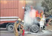  ?? HT PHOTO ?? Although the truck’s driver cabin was charred, the driver and helper managed to jump off before the cabin caught fire.