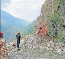  ?? HT PHOTO ?? NDRF and ITBP teams carrying rescue operation at Negulsari in Kinnaur district on Wednesday.