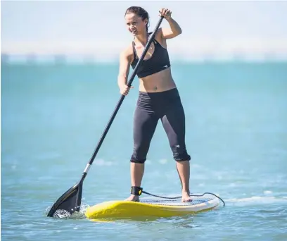  ?? Picture / Jason Oxenham ?? Tennis ace Lauren Davis paddle boarding at Auckland’s Okahu Bay yesterday.