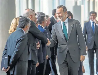  ?? BIEL ALINO ?? El presidente de Mercadona, Juan Roig, saluda al Rey con Ferrán Rodés a la espera, en Valencia.