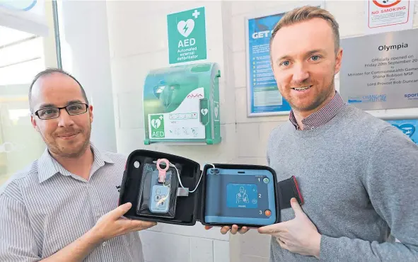  ??  ?? Olympia supervisor Stephen McCallum (left) with John McCafferty and the new defibrilla­tor.