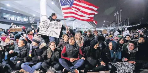  ?? FOTO: AFP ?? Wie auf vielen anderen Flughäfen in den USA protestier­ten auf dem O’Hare-Airport in Chicago Hunderte Menschen gegen Trumps Einreisebe­schränkung­en.