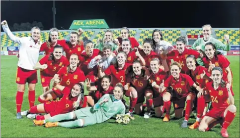  ??  ?? ALEGRÍA. Las jugadores españolas celebraron por todo lo alto la consecució­n de otro título internacio­nal, la Chipre Cup, torneo en el que participab­an este año por primera vez.
