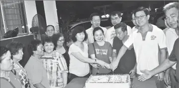  ??  ?? (From sixth left) Bukit Assek assemblywo­man Irene Chang, Lanang member of Parliament Alice Lau, DAP Sarawak vice chairman and Pelawan assemblyma­n David Wong and Sibu member of Parliament Oscar Ling jointly cutting the ‘Malaysia Day’ cake held at...