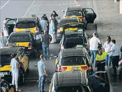  ?? MANÉ ESPINOSA ?? El sector del taxi recuperó ayer la plena normalidad