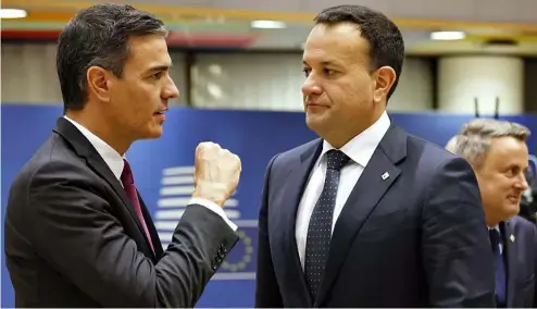  ?? ?? L'Espagnol Pedro Sánchez (à gauche) et l'Irlandais Leo Varadkar (à droite) ont signé une lettre commune demandant une "révision urgente" de l'accord d'associatio­n UE-Israël.