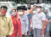  ?? SATISH BATE/HT PHOTO ?? People wait in a queue outside a Covid-19 vaccinatio­n centre in Goregaon, Mumbai, on Thursday.