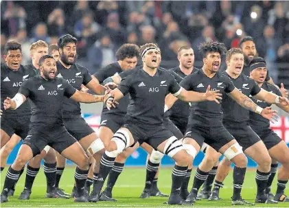  ?? EFE ?? Haka. La tradiciona­l danza maorí con la que se presentan los All Blacks. La imagen es de 2017 en Francia.