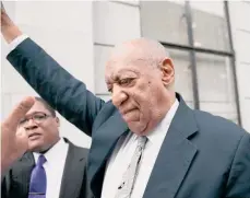  ??  ?? El actor Bill Cosby levanta el puño al salir del tribunal del condado de Montgomery, en Norristown, Pennsylvan­ia.