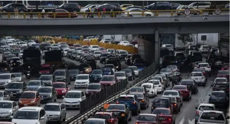  ?? ADRIANA ZEHBRAUSKA­S/THE NEW YORK TIMES ?? The most traffic-congested city in the world is Mexico City, where the average motorist loses 219 hours every year, slightly more than nine days.