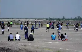  ??  ?? Durante 38 años, los chimalhuac­anos han practicado futbol en canchas improvisad­as en las tierras yermas ahora destinadas al CERAO, proyecto en el que está proyectada la construcci­ón de canchas deportivas para su beneficio.