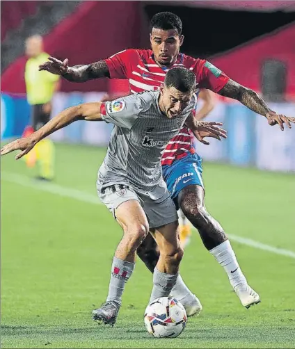  ?? FOTO: GETTY ?? Primera apuesta
De Marcos, en la imagen presionado por Kenedy, fue titular en la banda derecha en el primer partido liguero