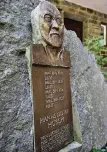  ??  ?? Hanns Dieter Hüsch haben die Herchener ein Denkmal gesetzt.