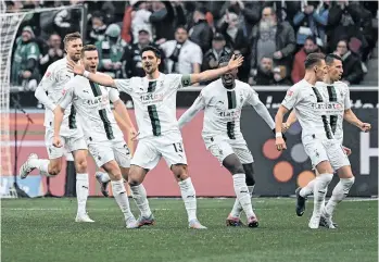  ?? /EFE. ?? Lars Stindl (centro) celebra tras anotar el primer tanto del Monchengla­dbach.