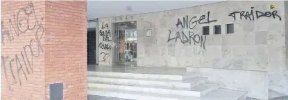  ?? Télam ?? Las pintadas en la fachada del edificio donde vive Lozano, en el Bajo Belgrano