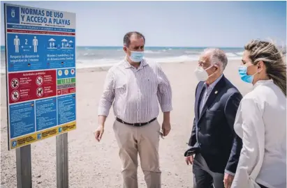  ?? Foto: Rathaus ?? Hinweissch­ilder klären die Strandbesu­cher über die Corona-Normen auf.