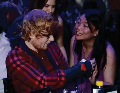  ??  ?? ED Sheeran sempat meluangkan masa bersama peminat di majlis anugerah Q Awards.